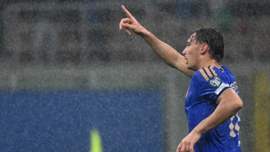 Italy's forward #15 Francesco Pio Esposito celebrates after scoring his team's first goal during the FIFA World Cup 2026 European qualification football match between Italy and Norway, at the San Siro Stadium, in Milan, on November 16, 2025. (Photo by Alberto PIZZOLI / AFP)