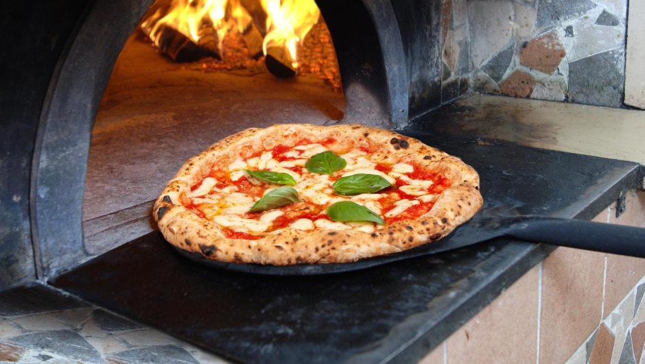 Pizza sana e nutriente? Ecco i 5 ingredienti da evitare e i 5 che la rendono buona e leggera