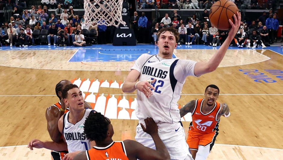  Cooper Flagg #32 of the Dallas Mavericks attempts a layup against Kobe Brown #24 of the Los Angeles Clippers during the second quarter at Intuit Dome on November 29, 2025 in Inglewood, California. NOTE TO USER: User expressly acknowledges and agrees that, by downloading and/or using this Photograph, user is consenting to the terms and conditions of the Getty Images License Agreement.   Katelyn Mulcahy/Getty Images/AFP (Photo by Katelyn Mulcahy / GETTY IMAGES NORTH AMERICA / Getty Images via AFP)