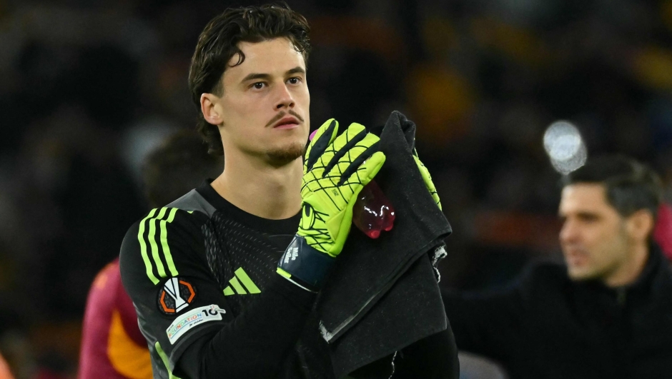 Roma's Serbian goalkeeper #99 Mile Svilar celebrates after winning the UEFA Europa League 1st round day 5 football match between AS Roma and Midtjylland at the Olympic Stadium in Rome on November 27, 2025. (Photo by Filippo MONTEFORTE / AFP)