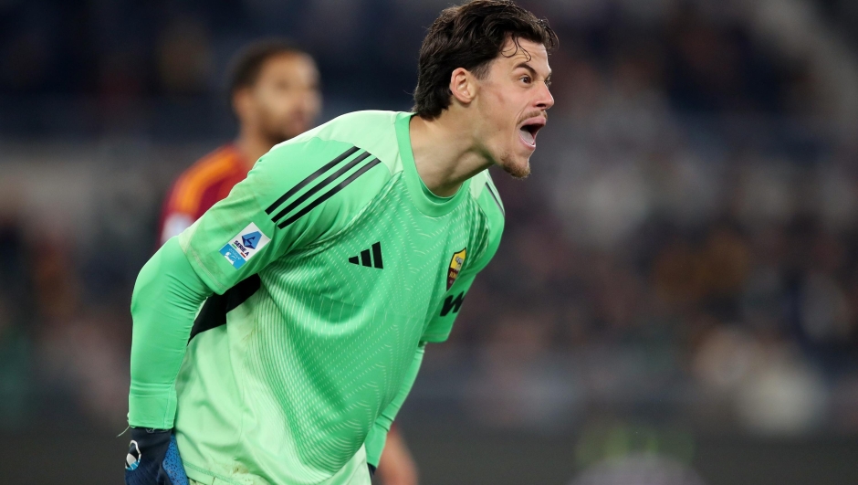  Mile Svilar of AS Roma reacts during the Serie A match between AS Roma and Como 1907 at Stadio Olimpico on December 15, 2025 in Rome, Italy. (Photo by Paolo Bruno/Getty Images)
