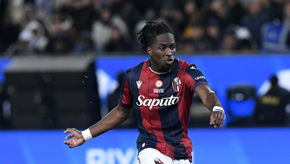 epa12603969 Jonathan Rowe of Bologna takes a penalty kick during the penalty shootout of the Italian Super Cup semi-final match between Bologna FC 1909 and Inter in Riyadh, Saudi Arabia, 19 December 2025.  EPA/STR