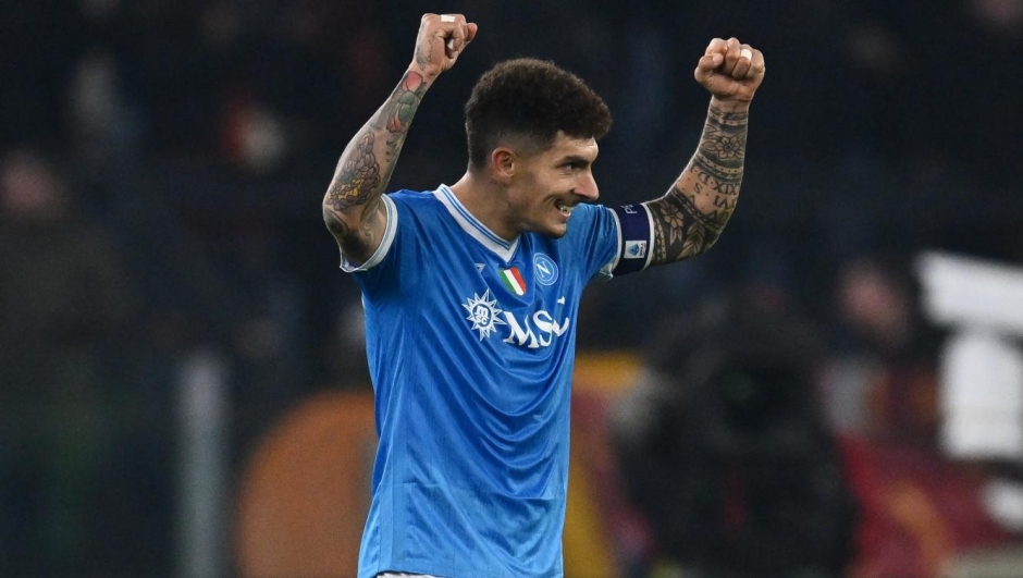 Giovanni Di Lorenzo of S.S.C. Napoli celebrates the victory at the end of the 13th day of the Serie A Championship between A.S. Roma and S.S.C. Napoli at the Olympic Stadium in Rome, Italy, on November 29, 2025. (Photo by Domenico Cippitelli/NurPhoto) (Photo by Domenico Cippitelli / NurPhoto via AFP)