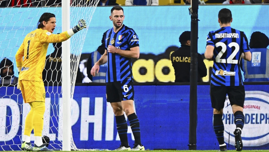  Yann Sommer (L), Stefan De Vrij (C) and Henrickh Mkhitaryan (R) of FC Internazionale in action during the Italian Super Cup Final match between FC Internazionale and AC Milan at Kingdom Arena on January 06, 2025 in Riyadh, Saudi Arabia. (Photo by Mattia Pistoia - Inter/Inter via Getty Images)