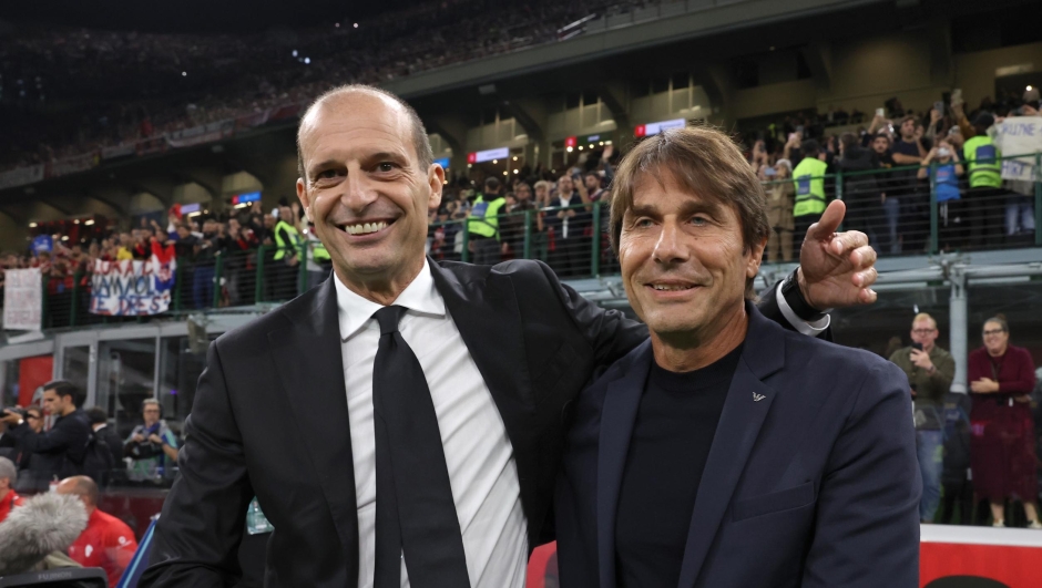 MILAN, ITALY - SEPTEMBER 28: Head coach AC Milan Massimiliano Allegri shakes hands with head coach SSC Napoli Antonio Conte during the Serie A match between AC Milan and SSC Napoli at Giuseppe Meazza Stadium on September 28, 2025 in Milan, Italy. (Photo by Claudio Villa/AC Milan via Getty Images)