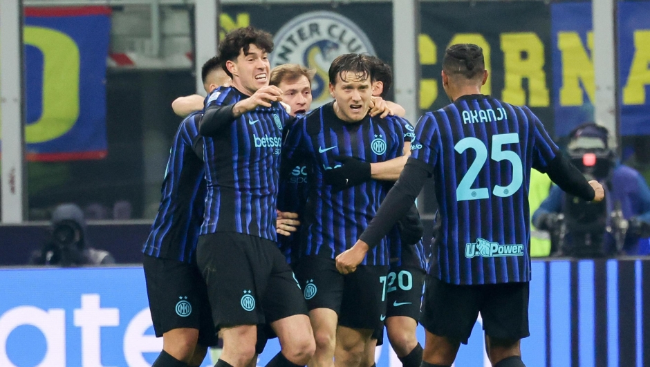 FC Inter's players celebrate the goal scored by FC Inter's mildfielder Piotr Zielinski during the Italian Serie A soccer match between FC Inter and Bologna FC at Giuseppe Meazza Stadium in Milan, Italy, 4 January 2026. ANSA / ROBERTO BREGANI