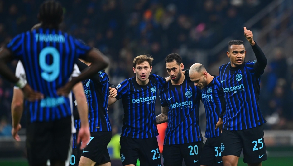 MILAN, ITALY - JANUARY 04: Piotr Zielinski of FC Internazionale celebrates with team-mates after scoring the goal during the Serie A match between FC Internazionale and Bologna FC 1909 at Giuseppe Meazza Stadium on January 04, 2026 in Milan, Italy. (Photo by Mattia Pistoia - Inter/Inter via Getty Images)