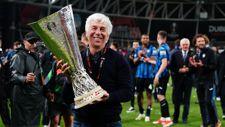 Atalanta’s head coach Gianpiero Gasperini celebrates winning the trophy after the UEFA Europa League soccer match between Atalanta BC and Bayer Leverkusen at Dublin Arena in Dublin -Ireland - Wednesday, May 22, 2024. Sport - Soccer . (Photo by Spada/LaPresse)