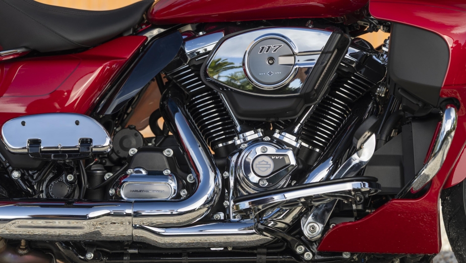 l cuore di entrambi i modelli è il bicilindrico Milwaukee-Eight Vvt 117 da 1.923 cc con fasatura variabile