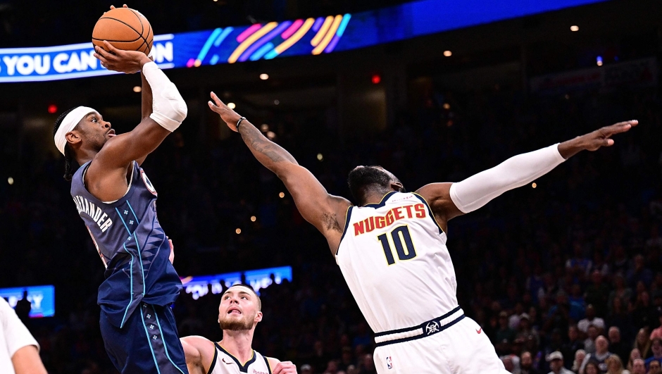  Shai Gilgeous-Alexander #2 of the Oklahoma City Thunder attempts a shot in front of Tim Hardaway Jr. #10 of the Denver Nuggets during the second half at Paycom Center on February 27, 2026 in Oklahoma City, Oklahoma. NOTE TO USER: User expressly acknowledges and agrees that, by downloading and or using this photograph, User is consenting to the terms and conditions of the Getty Images License Agreement.   Joshua Gateley/Getty Images/AFP (Photo by Joshua Gateley / GETTY IMAGES NORTH AMERICA / Getty Images via AFP)
