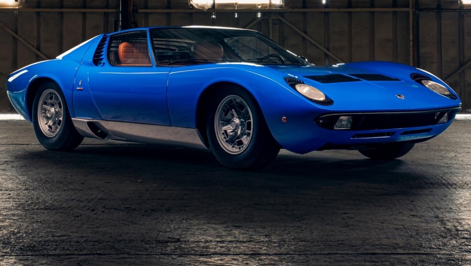 Rifinita nella sua splendida combinazione di colori di fabbrica Bleu Miura su interni Skay Senape, una delle sole 37 P400 fornite nuove in questo colore