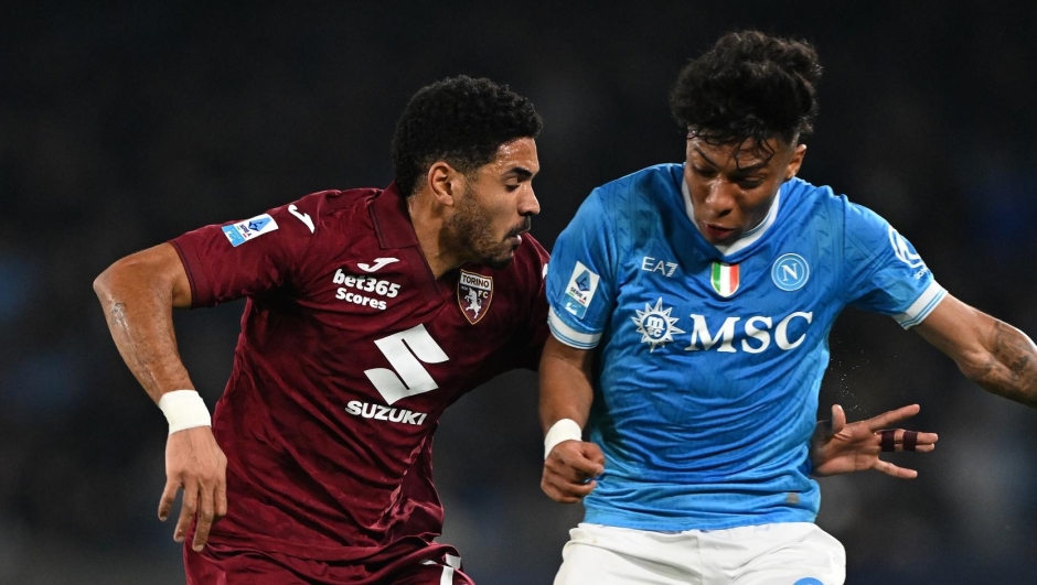 NAPLES, ITALY - MARCH 06: Alisson Santos of SSC Napoli battles for possession with Saul Coco of Torino FC during the Serie A match between SSC Napoli and Torino FC at Stadio Diego Armando Maradona on March 06, 2026 in Naples, Italy. (Photo by Francesco Pecoraro/Getty Images)