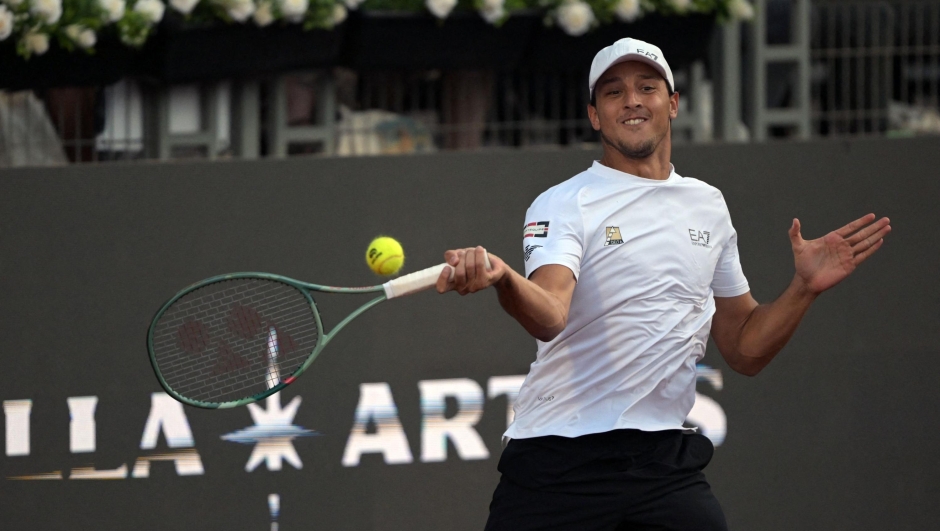Italy's Luciano Darderi returns the ball to Germany's Yannick Hanfmann during the ATP Santiago Open men's singles tennis final match at the Club San Carlos de Apoquindo in Santiago on March 1, 2026. (Photo by Rodrigo ARANGUA / AFP)