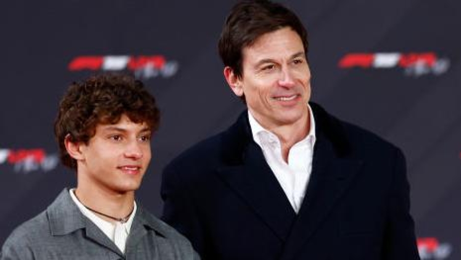 LONDON, ENGLAND - FEBRUARY 18: (L-R) Valtterri Bottas, Andrea Kimi Antonelli of Italy and Mercedes AMG Petronas F1 Team, Toto Wolff, Executive Director of Mercedes AMG Petronas F1 Team and George Russell of Great Britain and Mercedes AMG Petronas F1 Team pose for a photo as they attend F1 75 Live at The O2 Arena on February 18, 2025 in London, England. (Photo by Sam Bloxham/Getty Images)