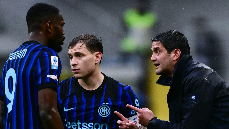 Inter Milans Romanian coach Cristian Chivu (R) speaks to Inter Milans French forward #9 Marcus Thuram (L) and Inter Milans Italian midfielder #23 Nicolo Barella (C) during the Italian Serie A football match between Inter Milan and Atalanta  at the San Siro stadium in Milan on March 14, 2026. (Photo by Marco BERTORELLO / AFP)