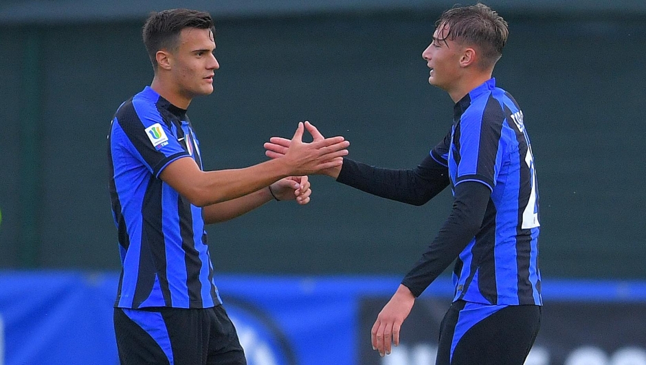  (L-R) Aleksandar Stankovic embraces Francesco Pio Esposito of FC Internazionale U19 after winning  the match between FC Internazionale U19 and Udinese U19 at Konami Youth Development Center on November 13, 2022 in Milan, Italy. (Photo by Mattia Pistoia - Inter/Inter via Getty Images)