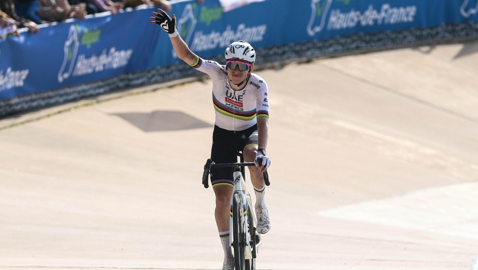 Paris Roubaix 2025 - 122nd Edition - Compiegne - Roubaix 259,2 km - 13/04/2025 - Tadej Pogacar (SLO - UAE Team Emirates - XRG) - photo Luca Bettini/SprintCyclingAgency©2025 - Paris Roubaix 2025 - 122nd Edition - Compiegne - Roubaix 259,2 km - 13/04/2025 - Tadej Pogacar (SLO - UAE Team Emirates - XRG) - photo Luca Bettini/SprintCyclingAgency©2025 - fotografo: bettini