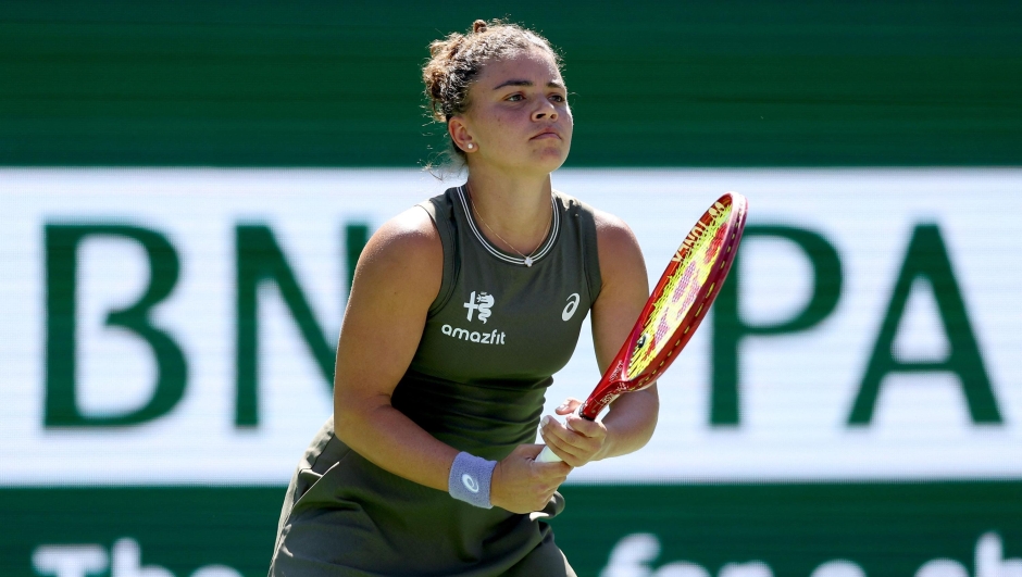  Jasmine Paolini of Italy plays Talia Gibson of Australia during Day 7 of the BNP Paribas Open at the Indian Wells Tennis Garden on March 10, 2026 in Indian Wells, California.   Matthew Stockman/Getty Images/AFP (Photo by MATTHEW STOCKMAN / GETTY IMAGES NORTH AMERICA / Getty Images via AFP)