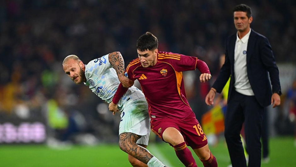    Federico Dimarco of FC Internazionale competes for the ball with Soule Malvano of AS Roma during the Serie A match between AS Roma and FC Internazionale at Olimpico Stadium on October 18, 2025 in Rome, Italy. (Photo by Mattia Pistoia - Inter/Inter via Getty Images)