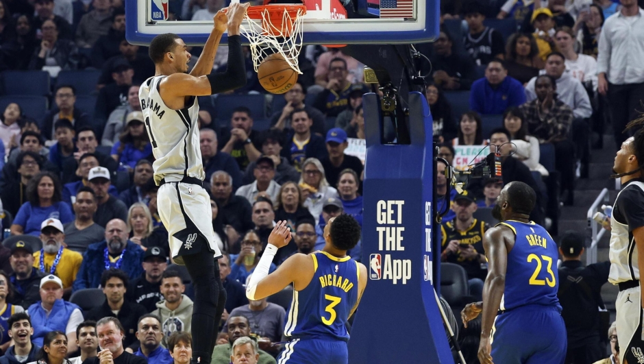 epaselect epa12865561 San Antonio Spurs forward/center Victor Wembanyama (L) dunks the ball against the Golden State Warriors during the first half of the NBA game between the San Antonio Spurs and the Golden State Warriors in San Francisco, California, USA, 01 April 2026.  EPA/JOHN G. MABANGLO SHUTTERSTOCK OUT