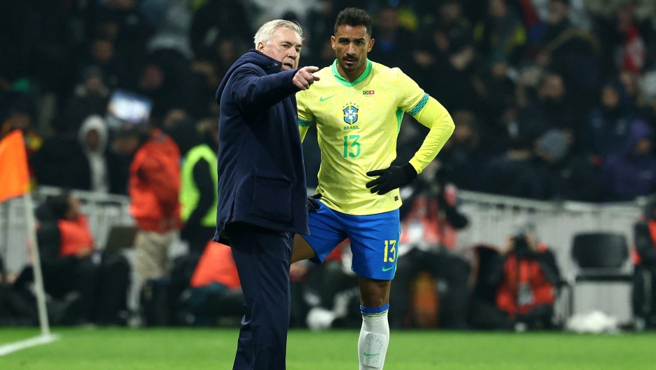 Brazil's Italian coach Carlo Ancelotti (L) gives instructions to Brazil's defender #13 Danilo (R) during the International friendly football match between Brazil and Tunisia at Stade Pierre-Mauroy, in Villeneuve-d'Ascq, northern France, on November 18, 2025. (Photo by FRANCK FIFE / AFP)