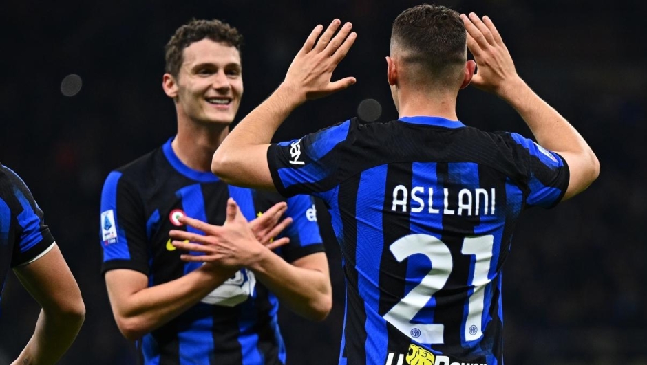  Kristjan Asllani of FC Internazionale celebrates after scoring his team's first goal with teammate Benjamin Pavard during the Serie A TIM match between FC Internazionale and Genoa CFC - Serie A TIM  at Stadio Giuseppe Meazza on March 04, 2024 in Milan, Italy. (Photo by Mattia Ozbot - Inter/Inter via Getty Images)