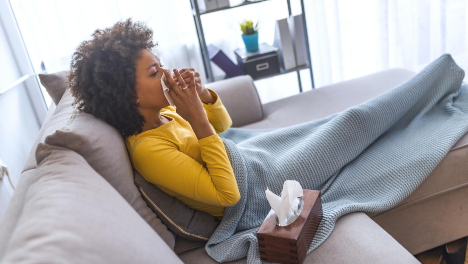 Raffreddore e influenza ad aprile? Ecco perché ci sono ancora in giro i malanni invernali