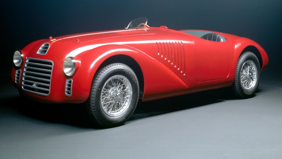 - 125 S, la prima vettura costruita dalla Ferrari nel 1947.
- Nella foto la vettura replica realizzata nel 1987 dalla carrozzeria Dino Cognolato di Vigonza, Padova.