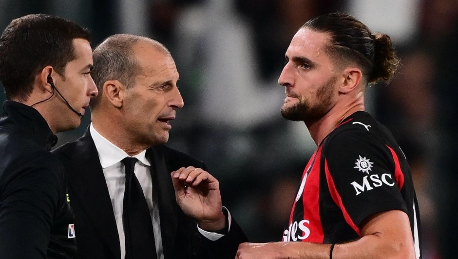 AC Milan's Italian coach Massimiliano Allegri (C) talks to AC Milan's French midfielder  #12 Adrien Rabiot (R) during the Italian Serie A football match between Juventus and AC Milan at The Allianz Stadium in Turin on October 5, 2025. (Photo by MARCO BERTORELLO / AFP)