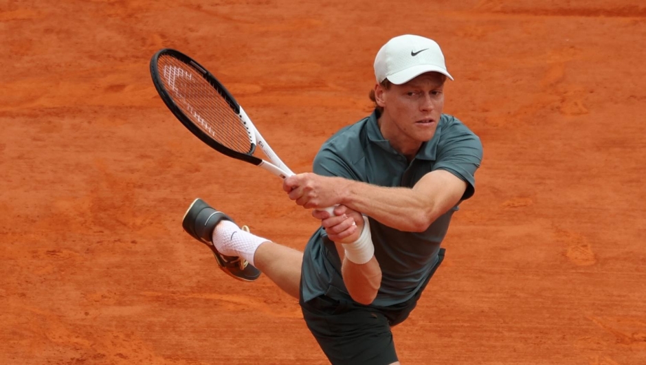  Jannik Sinner of Italy plays a backhand against Carlos Alcaraz of Spain during the Men's Singles Final during day eight of the Rolex Monte-Carlo Masters at Monte-Carlo Country Club on April 12, 2026 in Monte-Carlo, Monaco. (Photo by Julian Finney/Getty Images)