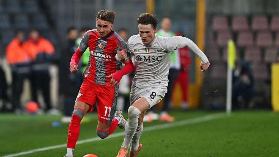  Dennis Johnsen of US Cremonese and Scott McTominay of SSC Napoli fight for the ball during the Serie A match between US Cremonese and SSC Napoli at Stadio Giovanni Zini on December 28, 2025 in Cremona, Italy. (Photo by Marco M. Mantovani/Getty Images)