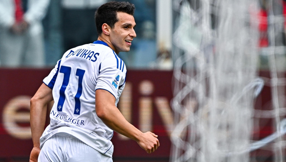 Como's Greek forward Anastasios Douvikas celebrates after scoring a goal during the Italian Serie A soccer match Genoa Cfc vs Como 1907 at Luigi Ferraris stadium in Genoa, Italy, 26 April 2026. ANSA/STRINGER
