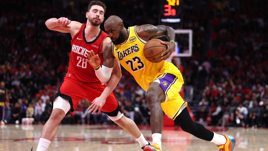  LeBron James #23 of the Los Angeles Lakers drives to the basket against Alperen Sengun #28 of the Houston Rockets during the fourth quarter in Game Six of the First Round of the NBA Western Conference Playoffs at Toyota Center on May 01, 2026 in Houston, Texas. NOTE TO USER: User expressly acknowledges and agrees that, by downloading and or using this photograph, User is consenting to the terms and conditions of the Getty Images License Agreement.   Kenneth Richmond/Getty Images/AFP (Photo by Kenneth Richmond / GETTY IMAGES NORTH AMERICA / Getty Images via AFP)
