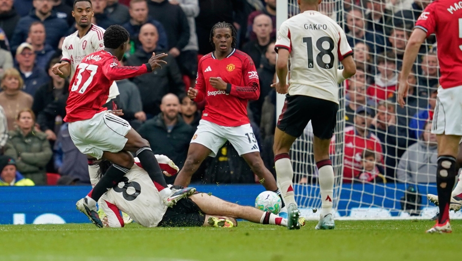Manchester United's Kobbie Mainoo, left, scores his side's third goal during the English Premier League soccer match between Manchester United and Liverpool in Manchester, England, Sunday, May 3, 2026. (AP Photo/Dave Thompson)