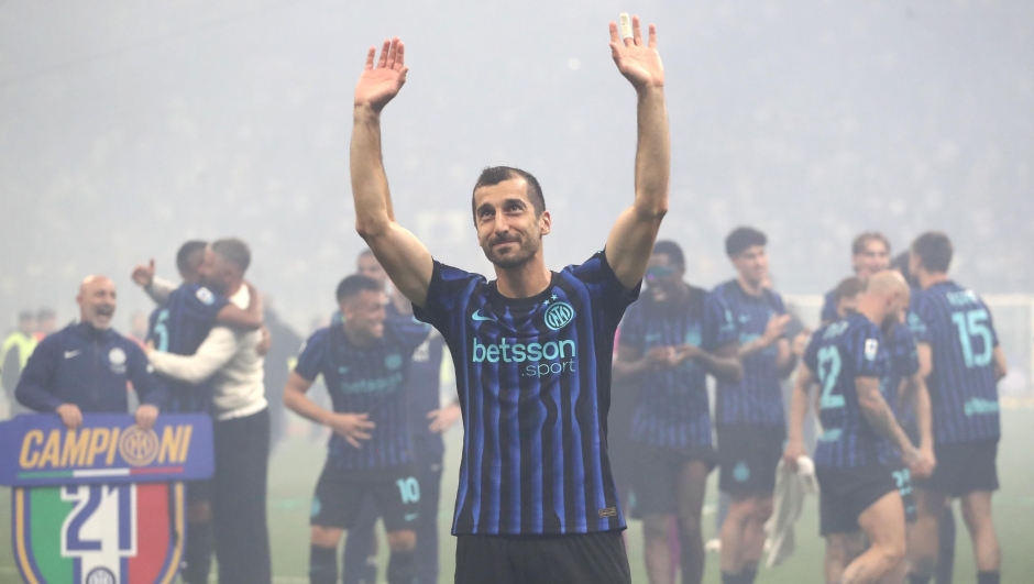  Henrikh Mkhitaryan of FC Internazionale Milano celebrates after being confirmed as Serie A champions following victory in the Serie A match between FC Internazionale and Parma Calcio 1913 at Giuseppe Meazza Stadium on May 03, 2026 in Milan, Italy. (Photo by Marco Luzzani/Getty Images)