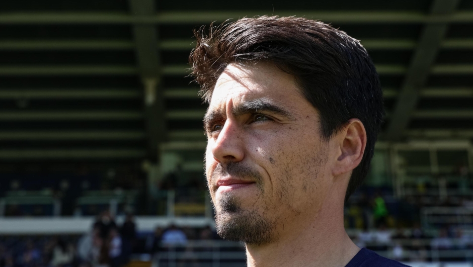 Parmas Head coach Carlos Cuesta look on ahead of the italian soccer Serie A match between Parma Calcio 1913 vs AC Pisa 1909 on april 25, 2026 at the Stadio Ennio Tardini in Parma, Italy. ANSA/Lorenzo Cattani