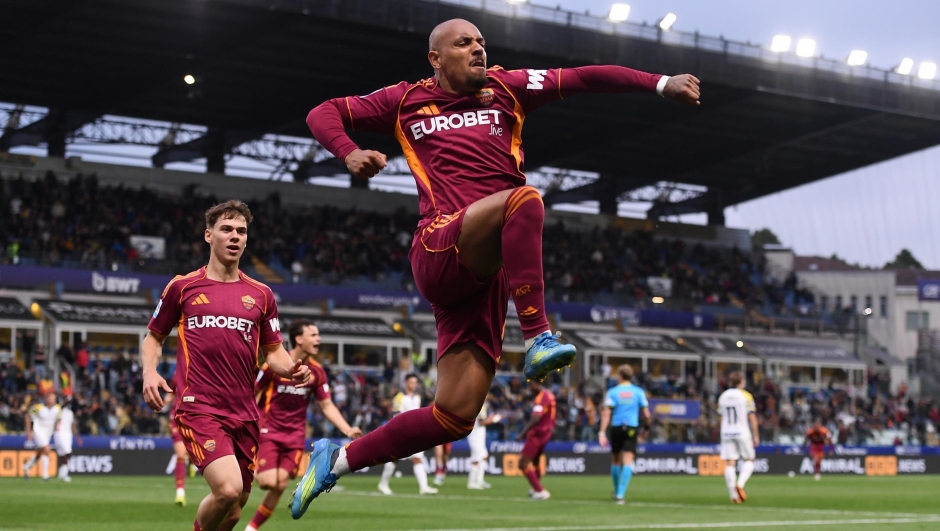  Donyell Malen of AS Roma celebrates scoring his team's third goal during the Serie A match between Parma Calcio 1913 and AS Roma at Stadio Ennio Tardini on May 10, 2026 in Parma, Italy. (Photo by Alessandro Sabattini/Getty Images)