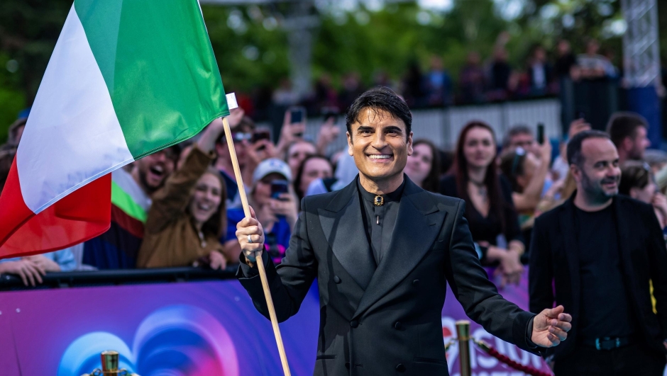  Sal Da Vinci representing Italy attends the Turquoise Carpet of the 70th Eurovision Song Contest Opening Ceremony at Rathausplatz on May 10, 2026 in Vienna, Austria. The 70th Eurovision Song Contest will be held from May 12 until 17, 2026 at the Wiener Stadthalle in Vienna. (Photo by Christian Bruna/Getty Images)