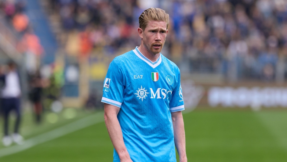  Kevin De Bruyne of Napoli SSC looks on during the Serie A match between Parma Calcio 1913 and SSC Napoli at Stadio Ennio Tardini on April 12, 2026 in Parma, Italy. (Photo by Emmanuele Ciancaglini/Getty Images)