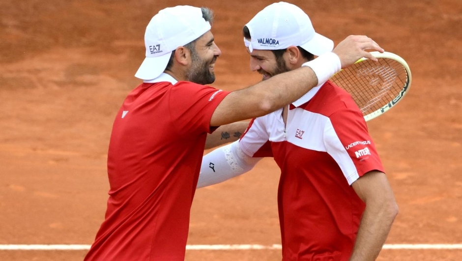 Simone Bolelli (L) and Andrea Vavassori (R) of Italy celebrate after winning their men's double semi final match against Henry Patten of Great Britain and Harri Heliovaara of Finland (not pictured) at the Italian Open tennis tournament in Rome, Italy, 15 May 2026.  ANSA/ETTORE FERRARI