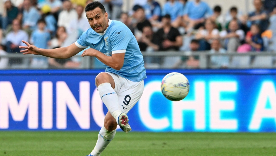 Lazio's Spanish Forward #09 Pedro kicks the ball during the Italian Serie A football match between Lazio and InterMilan at Olympic stadium in Rome on May 9, 2026. (Photo by Alberto PIZZOLI / AFP)