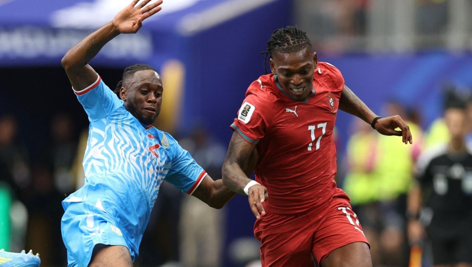  Rafael Leao #17 of Portugal is tackled by Aaron Wan-Bissaka #2 of Congo DR during the FIFA World Cup 2026 Group K match between Portugal and Congo DR at Houston Stadium on June 17, 2026 in Houston, Texas.   Molly Darlington/Getty Images/AFP (Photo by Molly Darlington / GETTY IMAGES NORTH AMERICA / Getty Images via AFP)