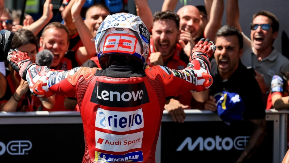 epa13053994 Spanish MotoGP rider Marc Marquez of Ducati Lenovo Team celebrates with teammates after winning the Motorcycling Grand Prix of the Czech Republic at the Masaryk Circuit in Brno, Czech Republic, 21 June 2026.  EPA/MARTIN DIVISEK