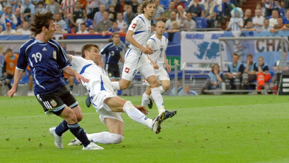 Argentinian forward Lionel Messi (19) scores the final goal during the FIFA World Cup 2006 group C World Cup football match Argentina vs Serbia-Montenegro, 16 June 2006 at Gelsenkirchen stadium. Argentina won 6-0.  AFP PHOTO JUNG YEON-JE