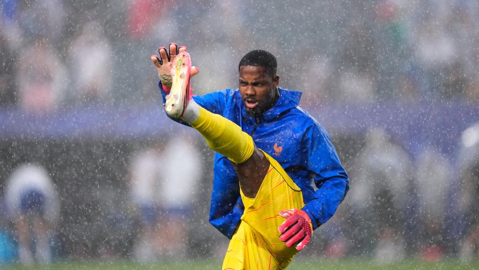 France goalkeeper Mike Maignan (16) warms up ahead of the resumption of play in the World Cup Group I soccer match between France and Iraq in Philadelphia, Monday, June 22, 2026. (AP Photo/Petr David Josek)