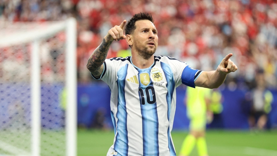  Lionel Messi #10 of Argentina celebrates after scoring his team's first goal during the FIFA World Cup 2026 Group J match between Argentina and Austria at Dallas Stadium on June 22, 2026 in Dallas, United States.   Charlotte Wilson/Getty Images/AFP (Photo by Charlotte Wilson / GETTY IMAGES NORTH AMERICA / Getty Images via AFP)