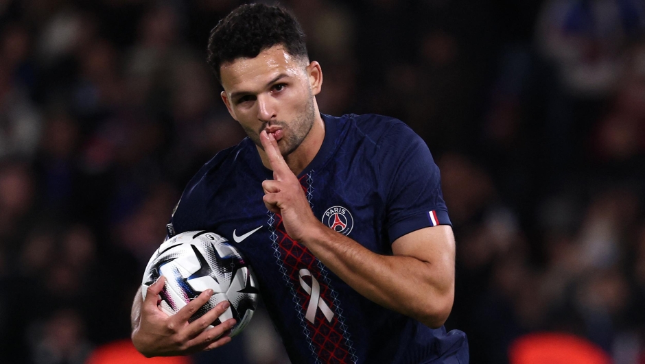 TOPSHOT - Paris Saint-Germain's Portuguese forward #09 Goncalo Ramos celebrates after scoring PSG's second goal from the penalty spot during the French L1 football match between Paris Saint-Germain (PSG) and RC Strasbourg Alsace at the Parc des Princes Stadium in Paris on October 17, 2025. (Photo by FRANCK FIFE / AFP)
