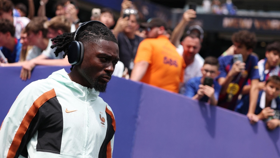  Manu Kone #6 of France inspects the pitch before the FIFA World Cup 2026 Round Of 32 match between France and Sweden at New York New Jersey Stadium on June 30, 2026 in East Rutherford, New Jersey.   Mattia Ozbot/Getty Images/AFP (Photo by Mattia Ozbot / GETTY IMAGES NORTH AMERICA / Getty Images via AFP)