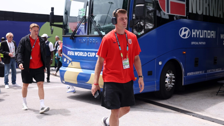  Alexander Sorloth #7 of Norway arrives at the stadium before the FIFA World Cup 2026 Quarter Final match between Norway and England at Miami Stadium on July 11, 2026 in Miami Gardens, Florida.   Richard Pelham/Getty Images/AFP (Photo by Richard Pelham / GETTY IMAGES NORTH AMERICA / Getty Images via AFP)