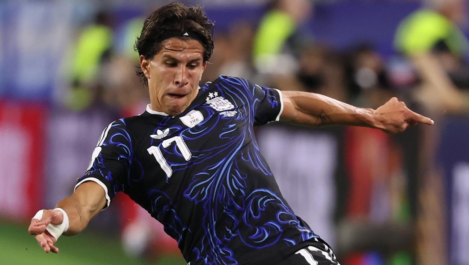 Argentina's Giuliano Simeone (17) keeps the ball in boundsduring the World Cup Group J soccer match between Jordan and Argentina in Arlington, Texas, near Dallas, Saturday, June 27, 2026. (AP Photo/Sam Hodde)      Associate Press/ LaPresse Only Italy and Spain      Associate Press/ LaPresse Only Italy and Spain